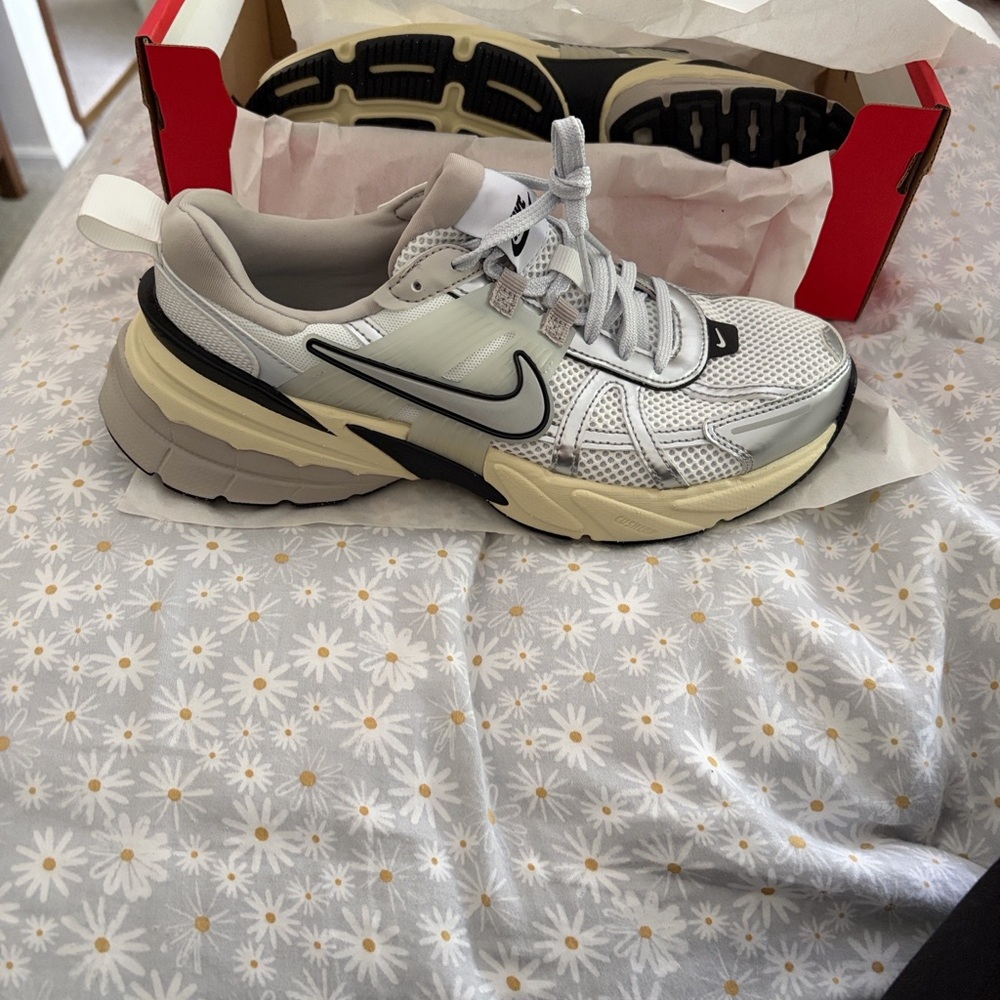 New In Box Nike V2K Run Sneakers size 8

Summit White/Pure Platinum/Light Iron - Picture 11 of 16